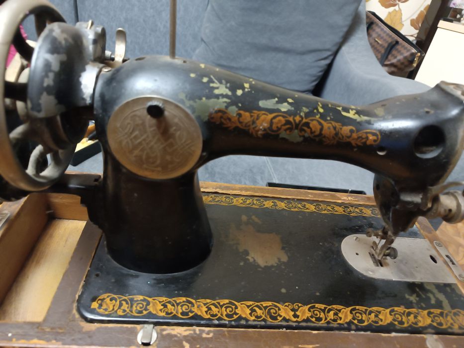 Продам швейную машинку