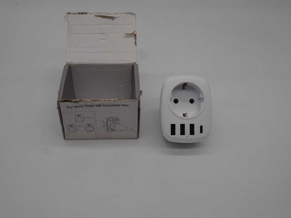 Adaptor de priza universal pentru calatorii