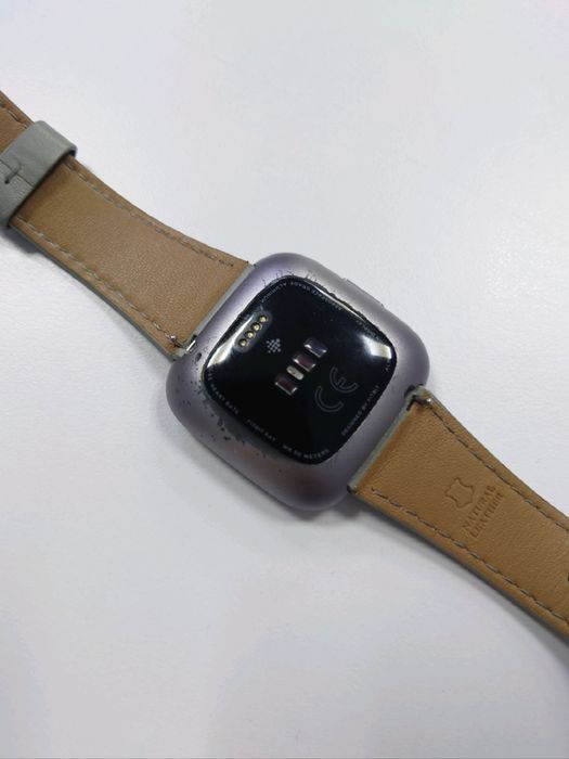 Продам умные часы Fitbit Versa 2