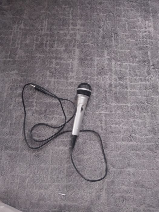 Vând 2 laptopuri stricate o geantă pentru laptop căști și un microfon