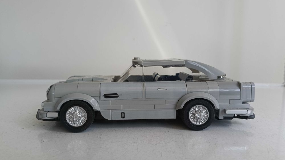 LEGO конструктори , единият е неразпечатан .