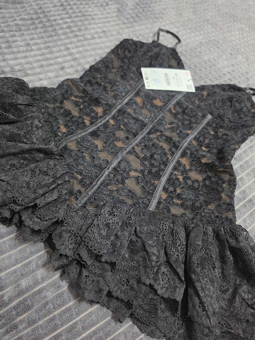 Дамски блузи и потници на Zara и Stradivarius