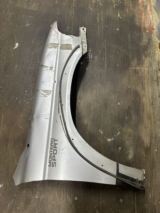 Крыло Mitsubishi Montero (challenger)