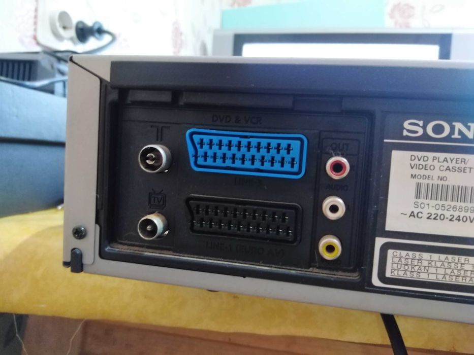 Aparat combo DVD-VSH model Sony SLV D900E