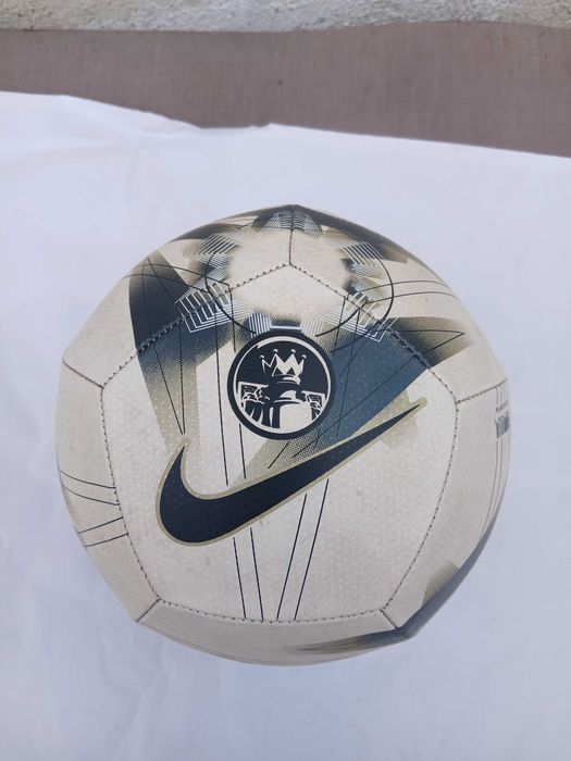Футболна топка NIKE PITCH Premier League.