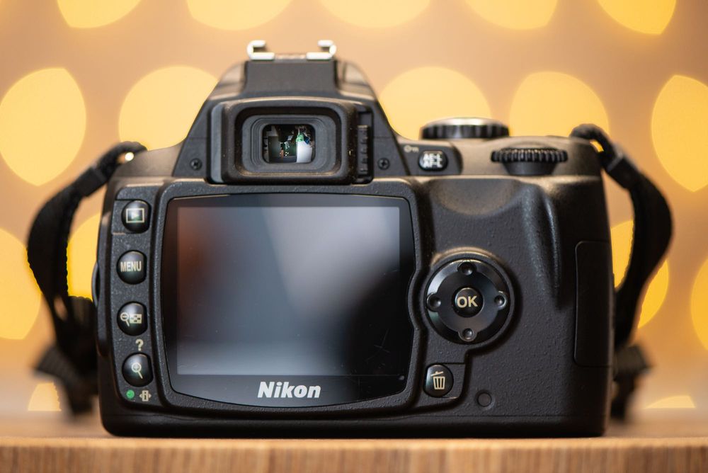 Nikon D40 фотоапарат + два обектива и аксесоари Никон