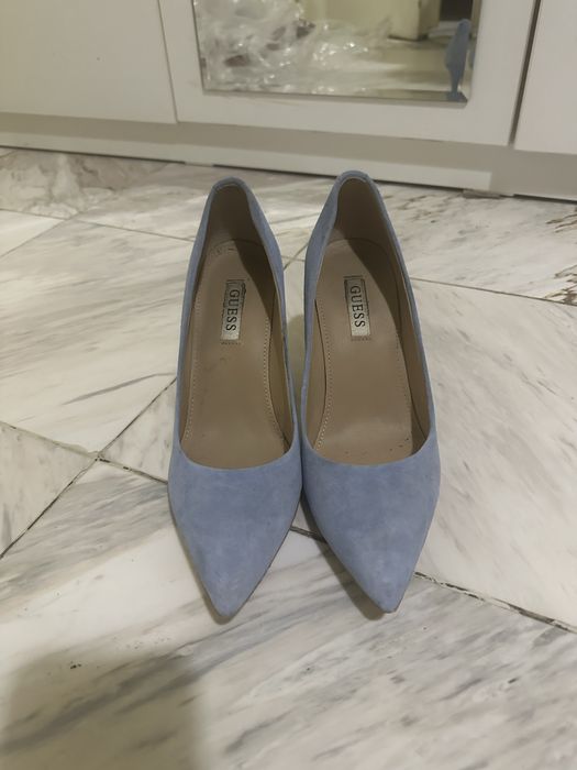 Велурени обувки Guess с тънък ток