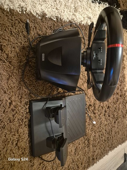 Vand PlayStation 4 slim cu un controler original și unul prin USB, volan cu pedale ,  6 jocuri excepționale