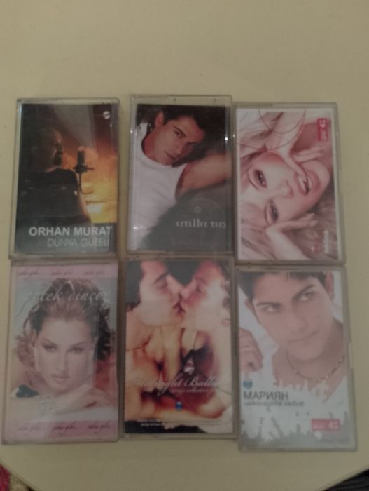 Аудио касети със поп фолк песни