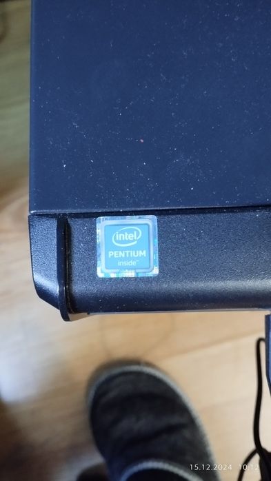 Настолен компютър с монитор и клавиатура