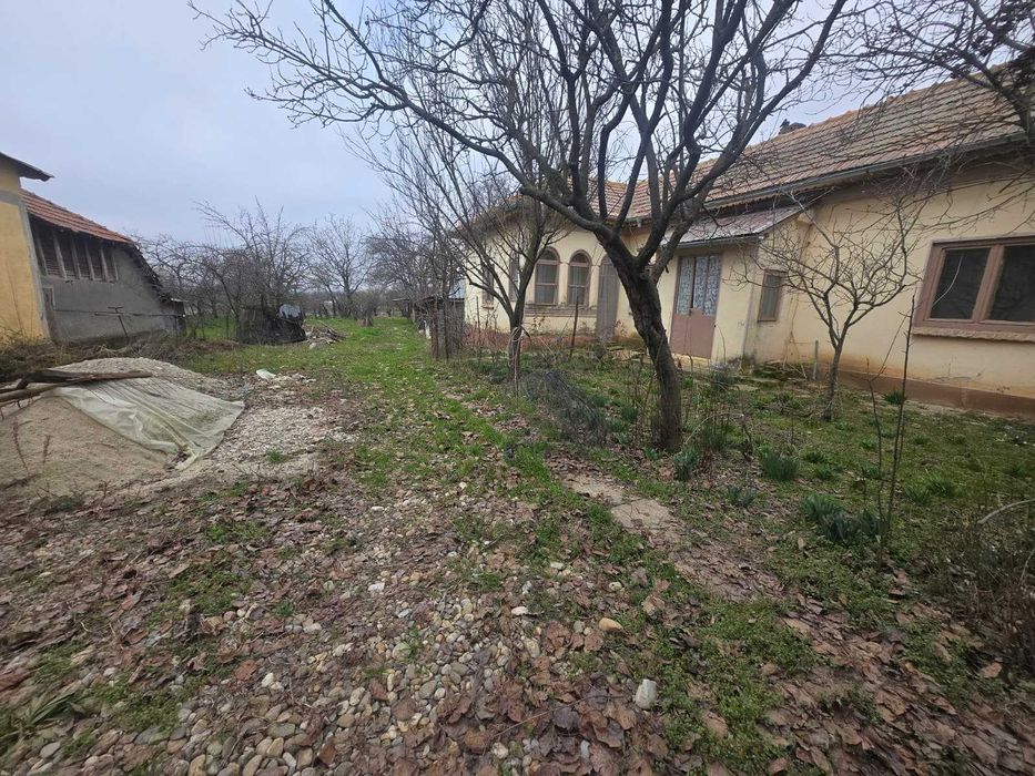 Vand casa din caramida cu 4 camere si garaj / Teren 900mp