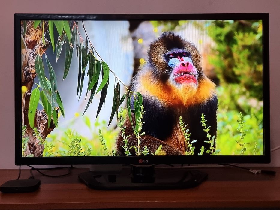 Телевизор / LG 32" - FULLHD - Цифрова + Ефирна , Слот за карта.