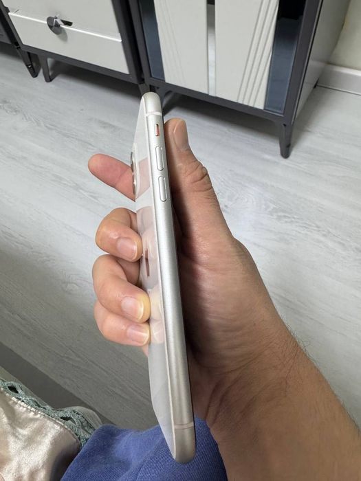 Айфон 11 белого  цвета