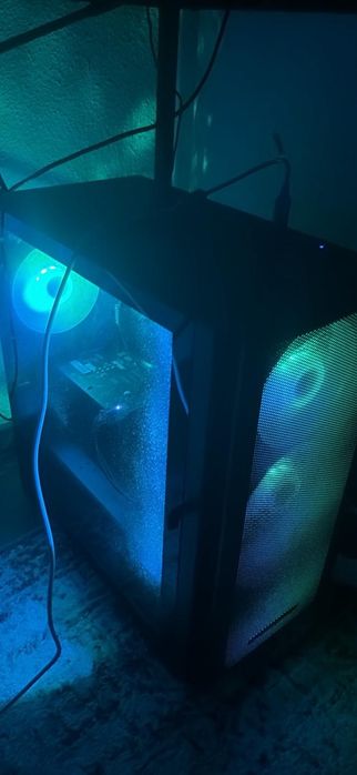 Gaming PC cu monitoare, mouse si tastatura