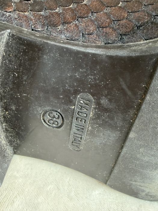 Италиански кожени обувки с питонова кожа.