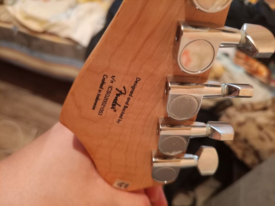 Гитара Fender Squier Stratocaster HSS + комбик Laney 15W