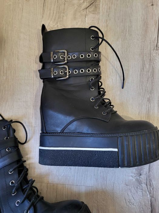 Черни боти на платформа