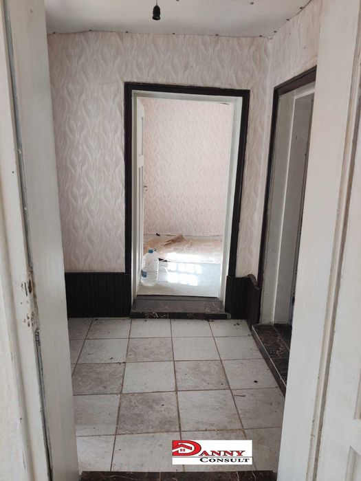 Едноетажна къща с двор и кладенец в с. Овча Могила