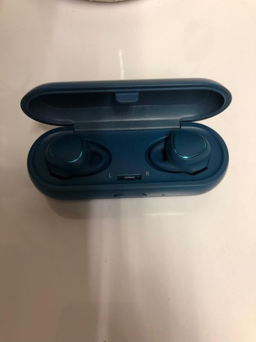 Căști samsung folosite odată