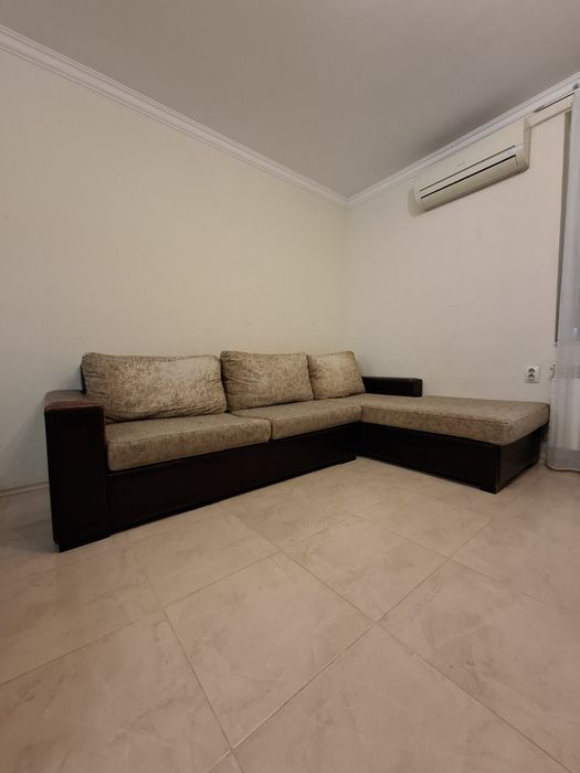 Ъглов диван с възглавници