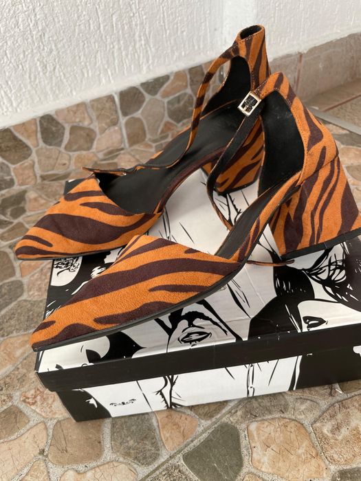 Sandale cu toc gros animal print