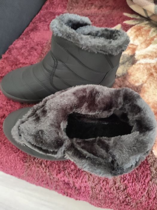 Сапоги не промокаемые, лёгкие, очень красивые, новые 42-43 р.