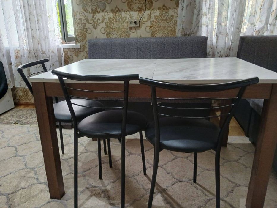 Продаётся стол, 3 стулья