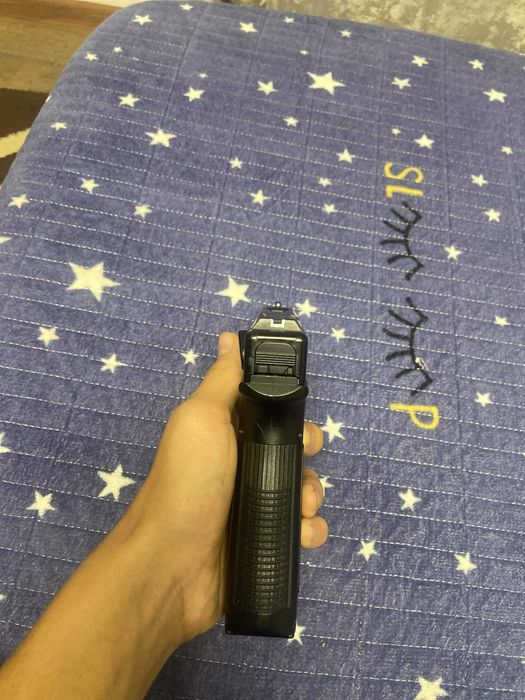 glock 17 airsoft cu 2 incarcatoare 2 moduri semi auto si full auto