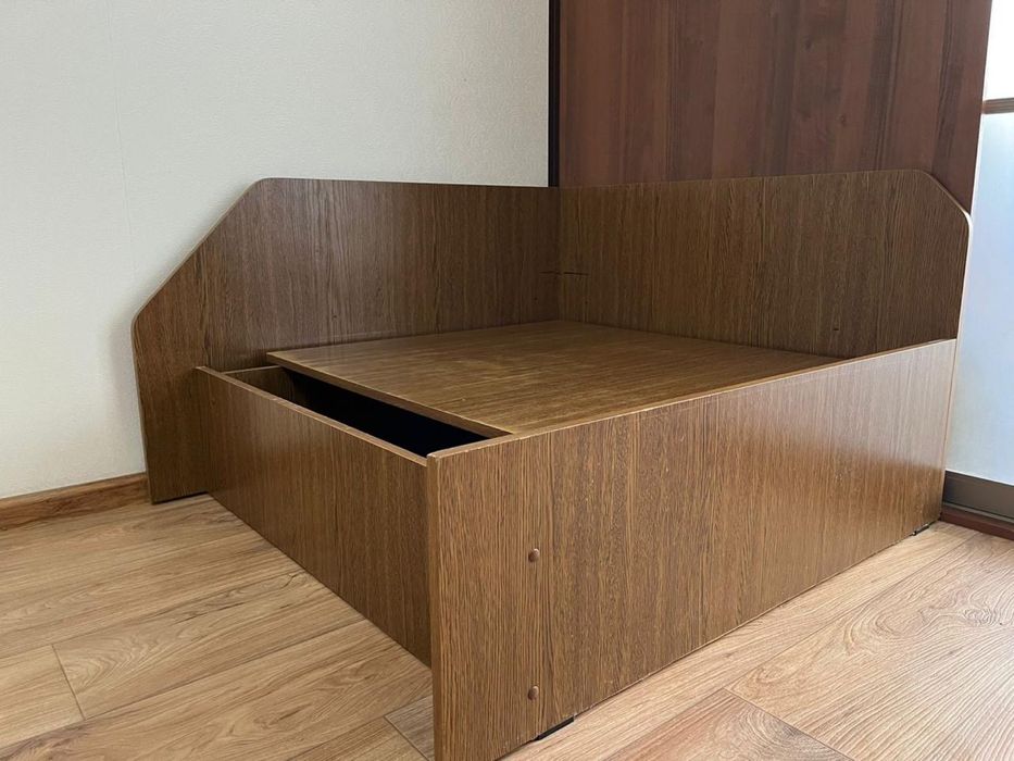 Тахта в очень хорошем состоянии