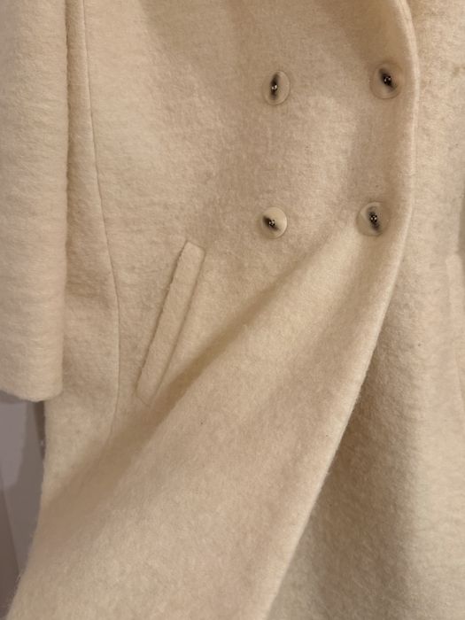 Бяло вълнено палто