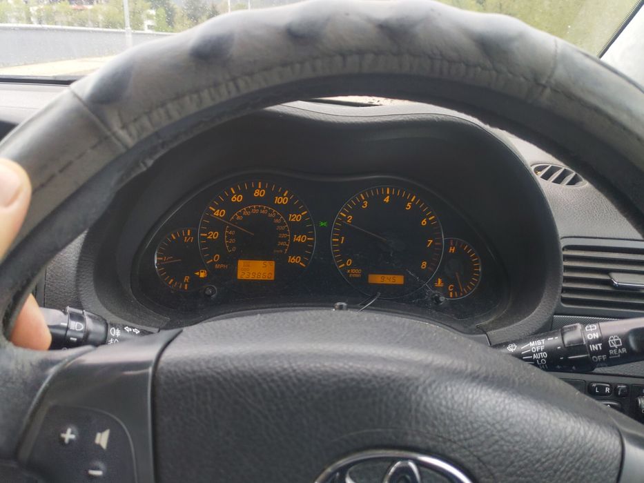 Продавам тойота Авенсис
