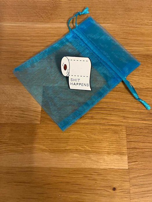 Пинчета, значки.