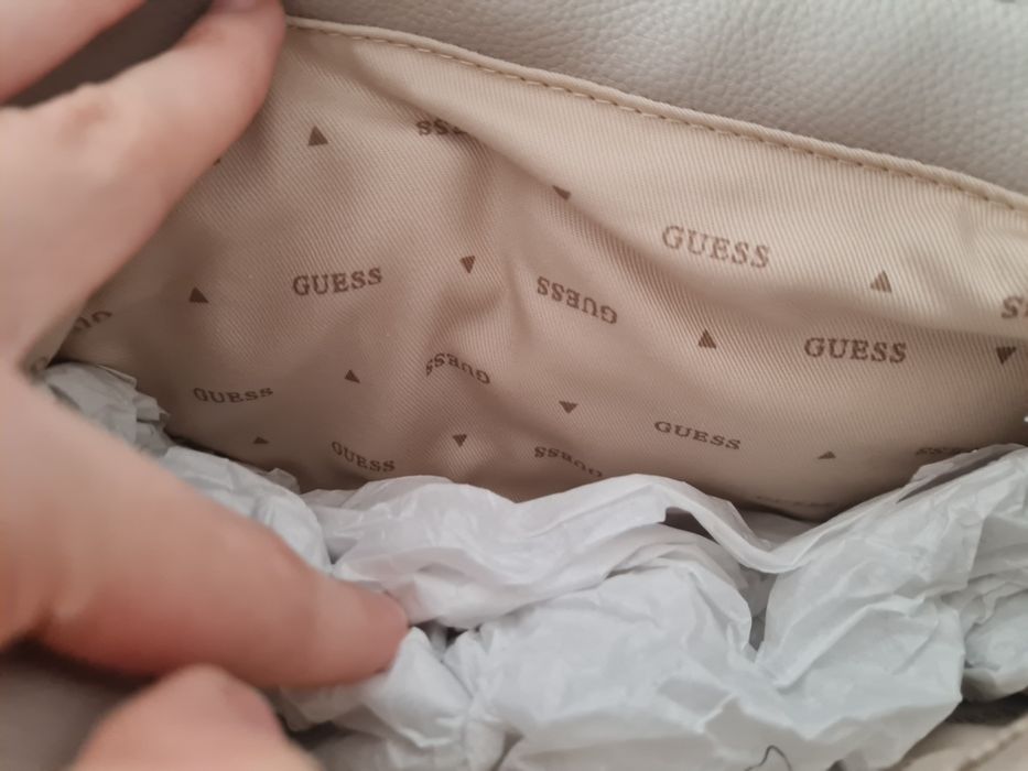 Geanta bej Guess