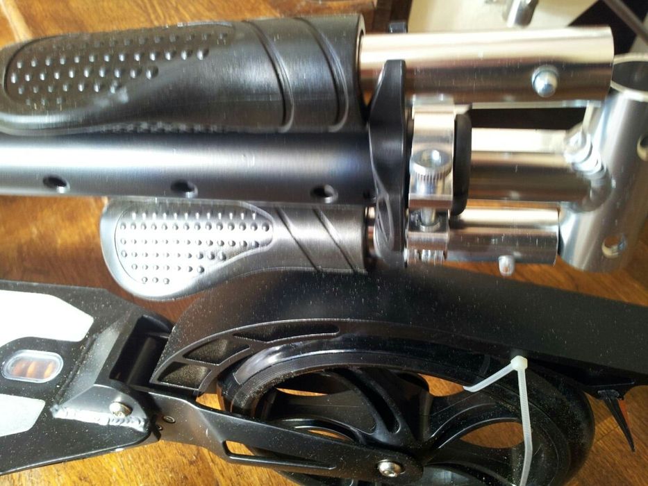 Trotineta adulti, 2 amortizoare, frana mana, roti 200. 100kg.. NOUA!