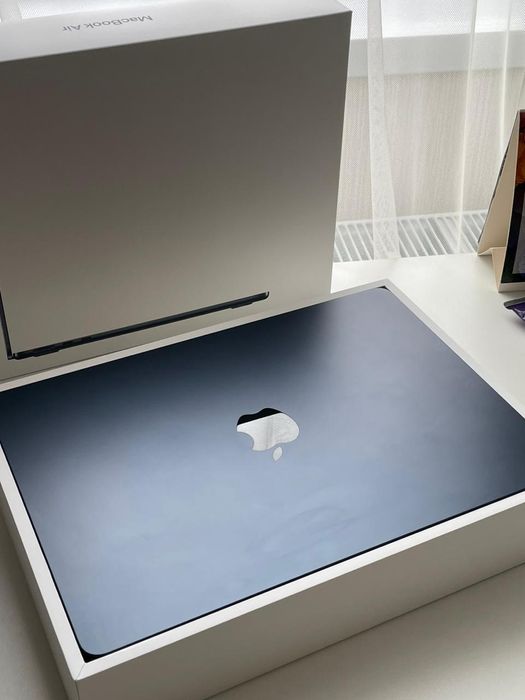 Apple MacBook Air 13 2024 года 13.6" / 8 Гб / SSD 256 Гб / macOS / MR