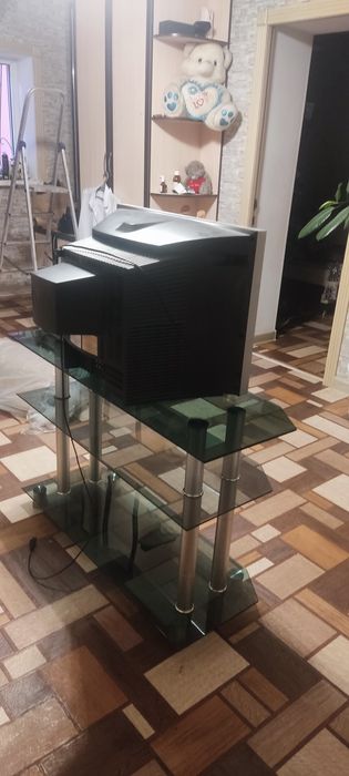 Продаю телевизор с подставкой и ресивером