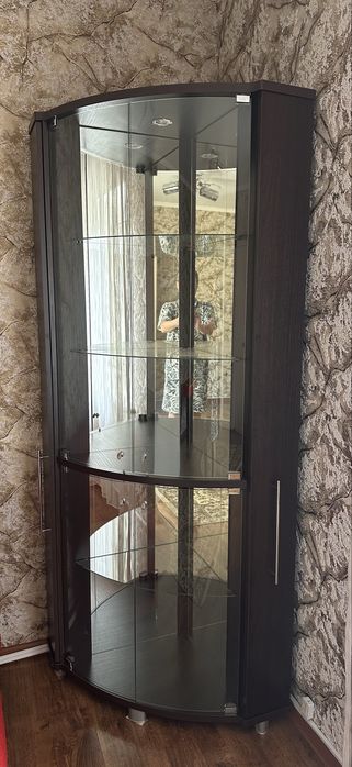 Витрина (сервант) угловой со стеклянными дверцами