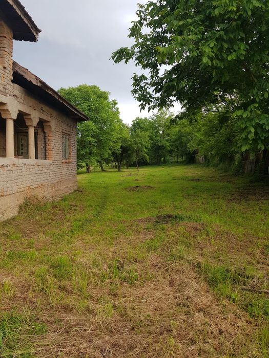 Vând casă batraneasca + teren intravilan în Comuna Danesti