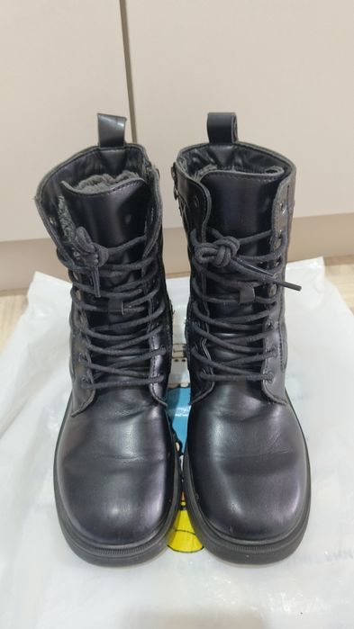 Аяқ киімдер сатылады