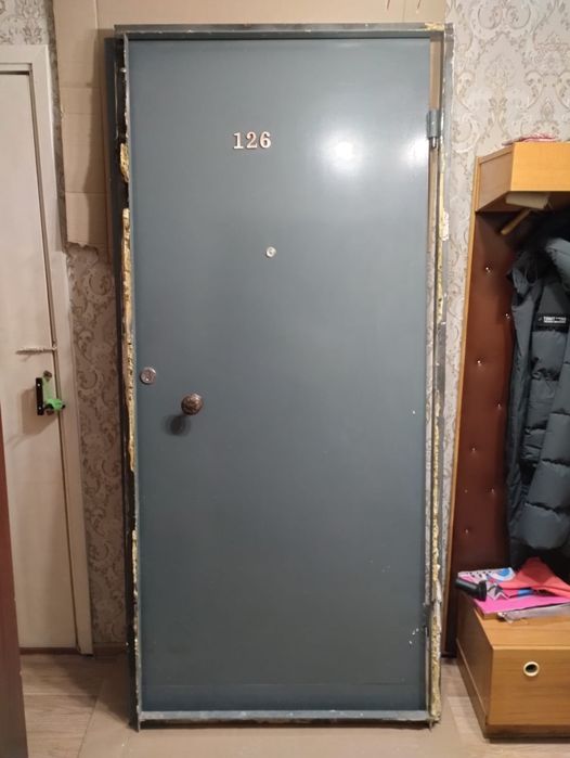 Дверь железная б/у.