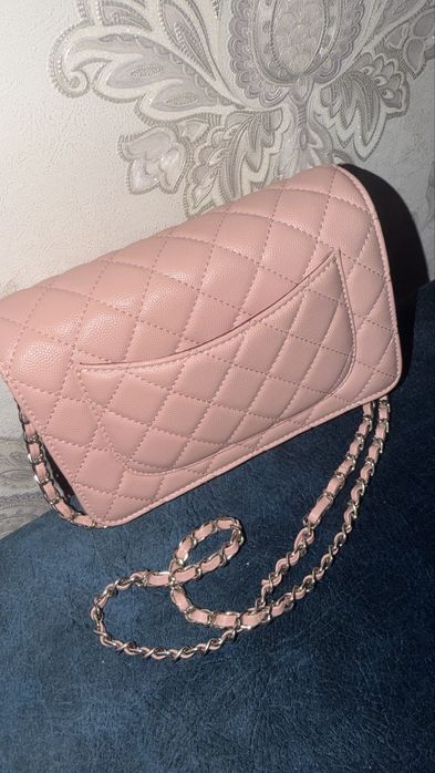 Нежная розовая сумка от бренда Chanel