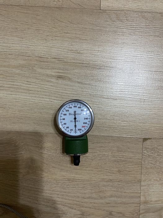 Продаю манометр для измерения давления