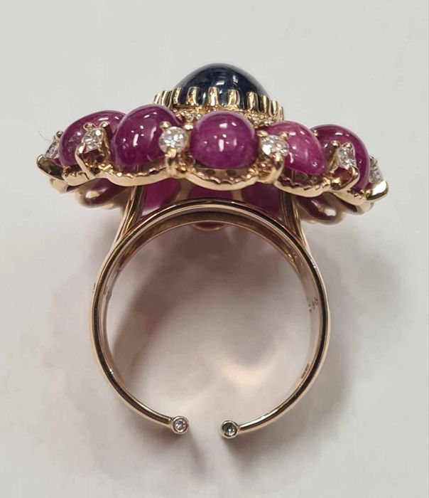 Inel din aur galben 18k, cu safir atural, rubine naturale si diamante