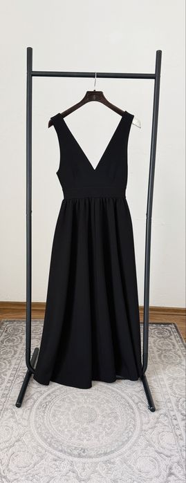 Cos рокля със странични джобове