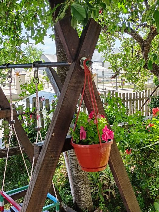 Leagăn pentru copii cu cadru din lemn