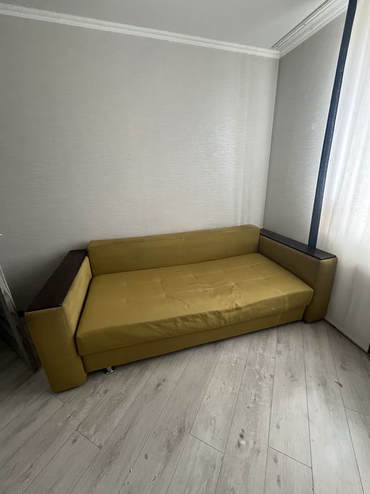 Диван с деревянными подлокотниками