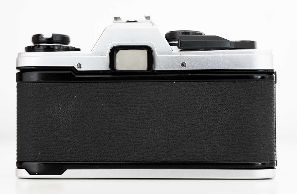 Aparat film Olympus OM10 cu obiectiv 50mm 1.8 in stare foarte buna