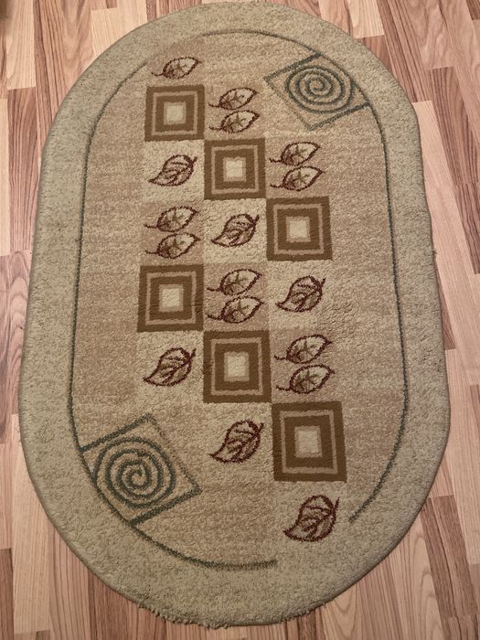 Vand covor in forma ovala.