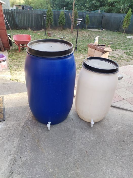 Vând 2 butoaie din plastic cu robineți.