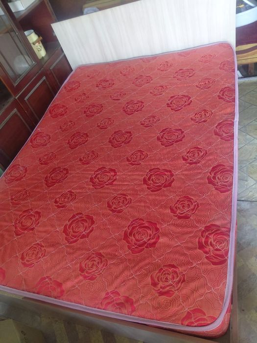 Продам кровать б/у с матрасом